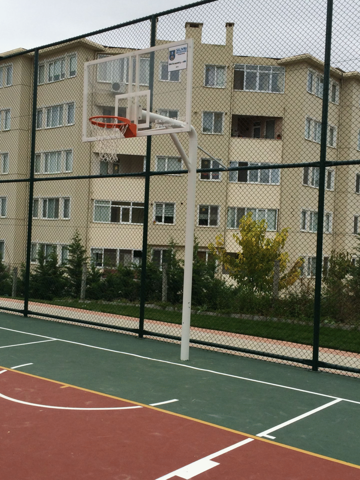 Basketbol Potası Tek Direk Boru 10 mm Cam (Ak) Panya 105x180 cm - Görsel 1